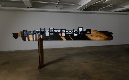 순수 예술 장르인 조소를 전공한 금민정 작가는 미디어 아트로 영역을 넓힌 후 조소와 설치미술에 영상을 결합한 '미디어 조각(Video Sculpture)'이라는 새로운 장르를 선보이며 자신만의 작품세계를 개척하고 있다.  '담넘어, 12개의 풍경' 작품.  @출처: 금민정 작가 인스타그램